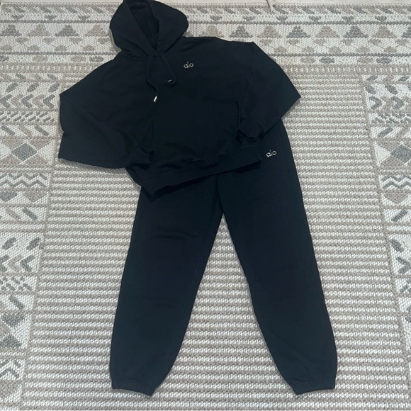 ALO Yoga Accolade Hoodie Sweat Matching Set in Black - Picture 4 of 15